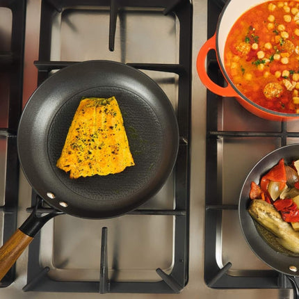 Litinová pánev LattHome ø 28 cm rukojeť z akáciového dřeva - YUMMA