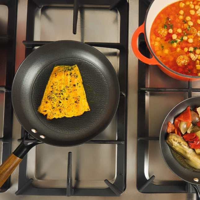 Litinová pánev LattHome ø 28 cm rukojeť z akáciového dřeva - YUMMA