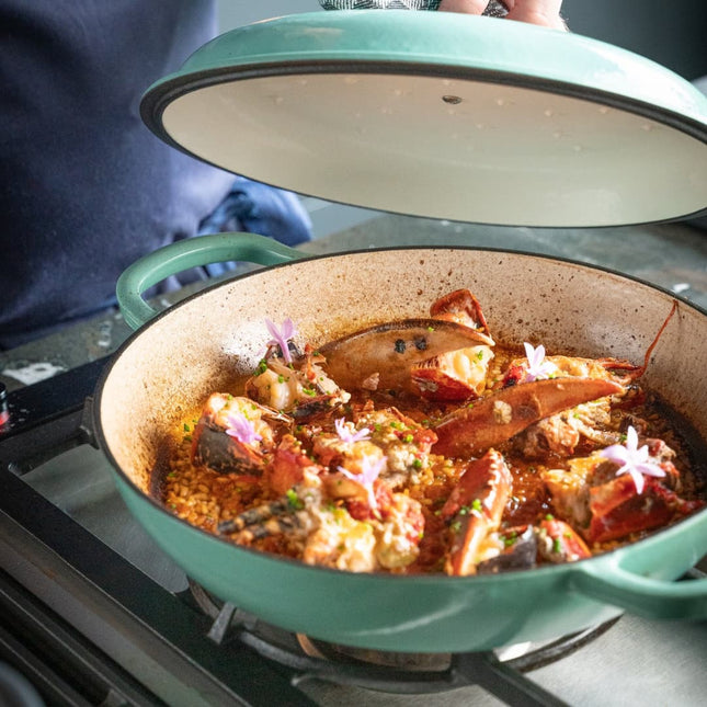 Smaltovaný litinový kastrol LattHome Cocotte ø 30 cm 3,2 l mátově zelený