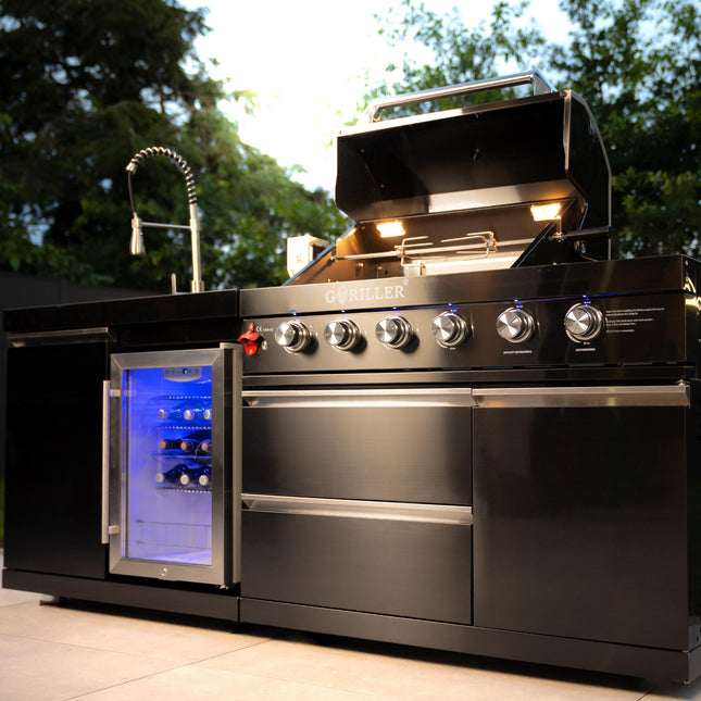 SUPER AKCE - venkovní kuchyně Goriller GrillMaster XXl sestava, mega výkon soupravy až 22.8 KW, lednice, dřez s baterií, světelné efekty. Špičkový design z nerezového plechu. Vhodná pro větší terasy ale i penzion. Vyzkoušejte v praxi už toto léto!