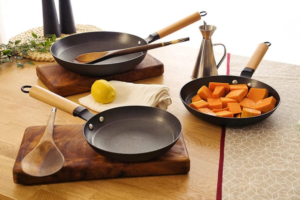 <span style="text-decoration:underline">Litinové pánve s včelí strukturou </span>